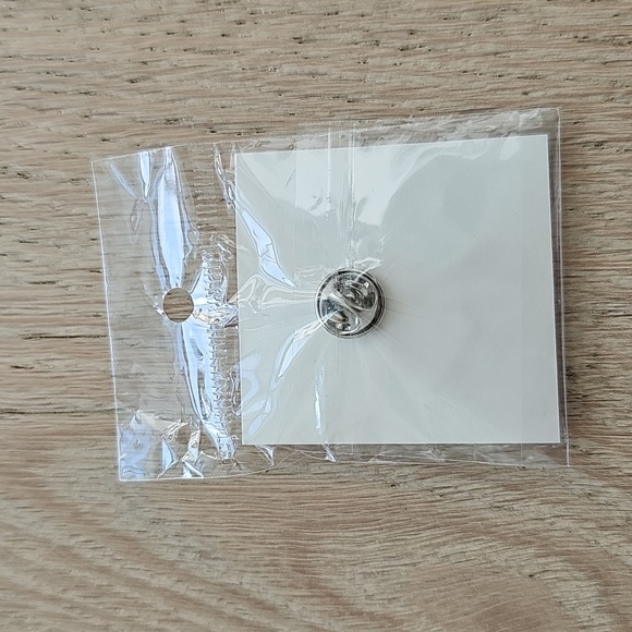 NWOT Greygoose Flower Pin - Picture 2 of 2